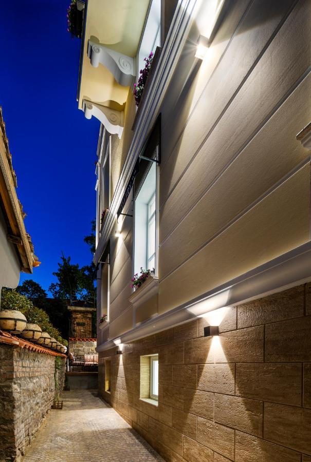 Gallery 37 Powered By Aston Plovdiv Exterior photo The house of the writer at night