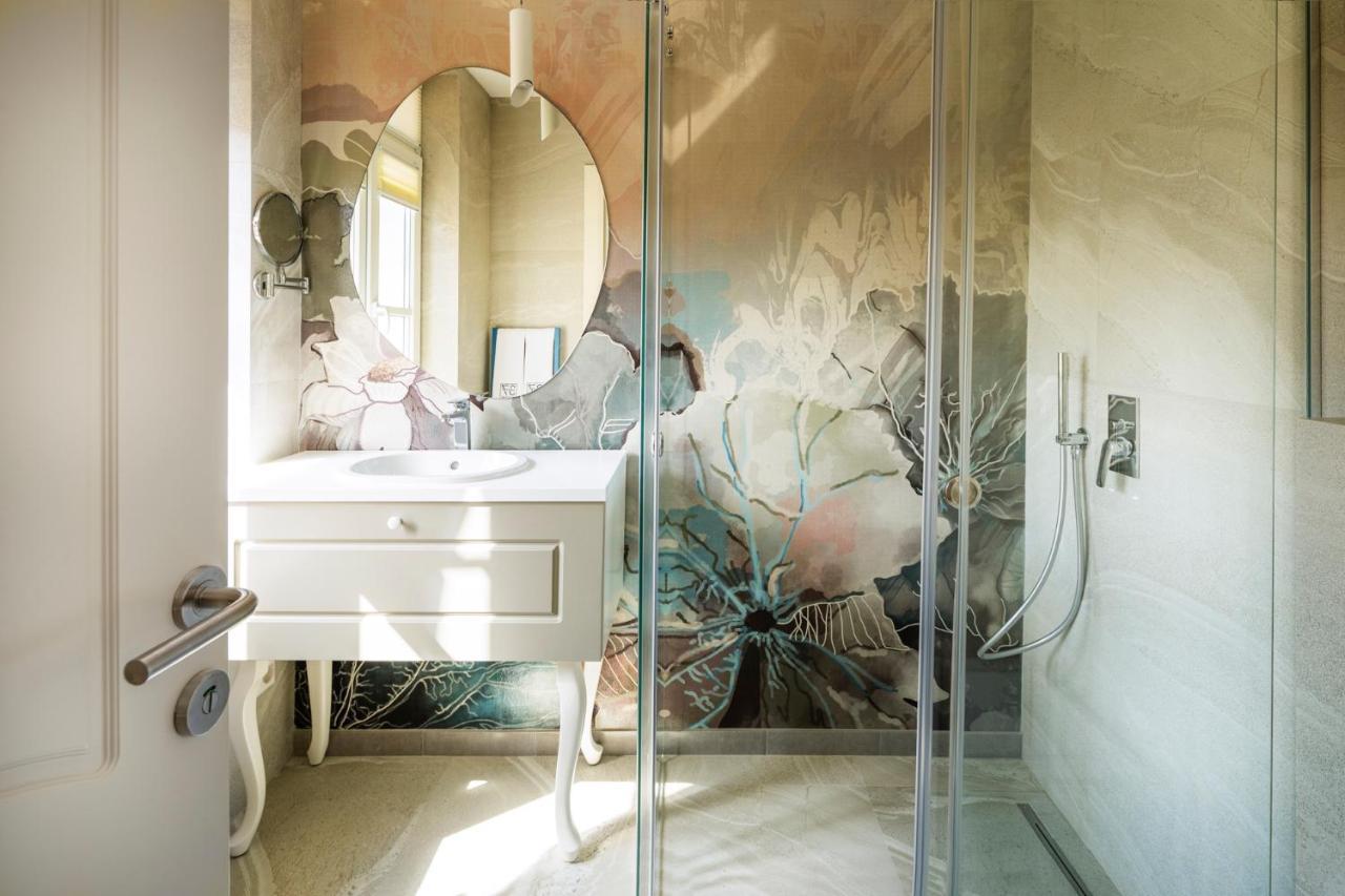 Gallery 37 Powered By Aston Plovdiv Exterior photo Bathroom with shower enclosure